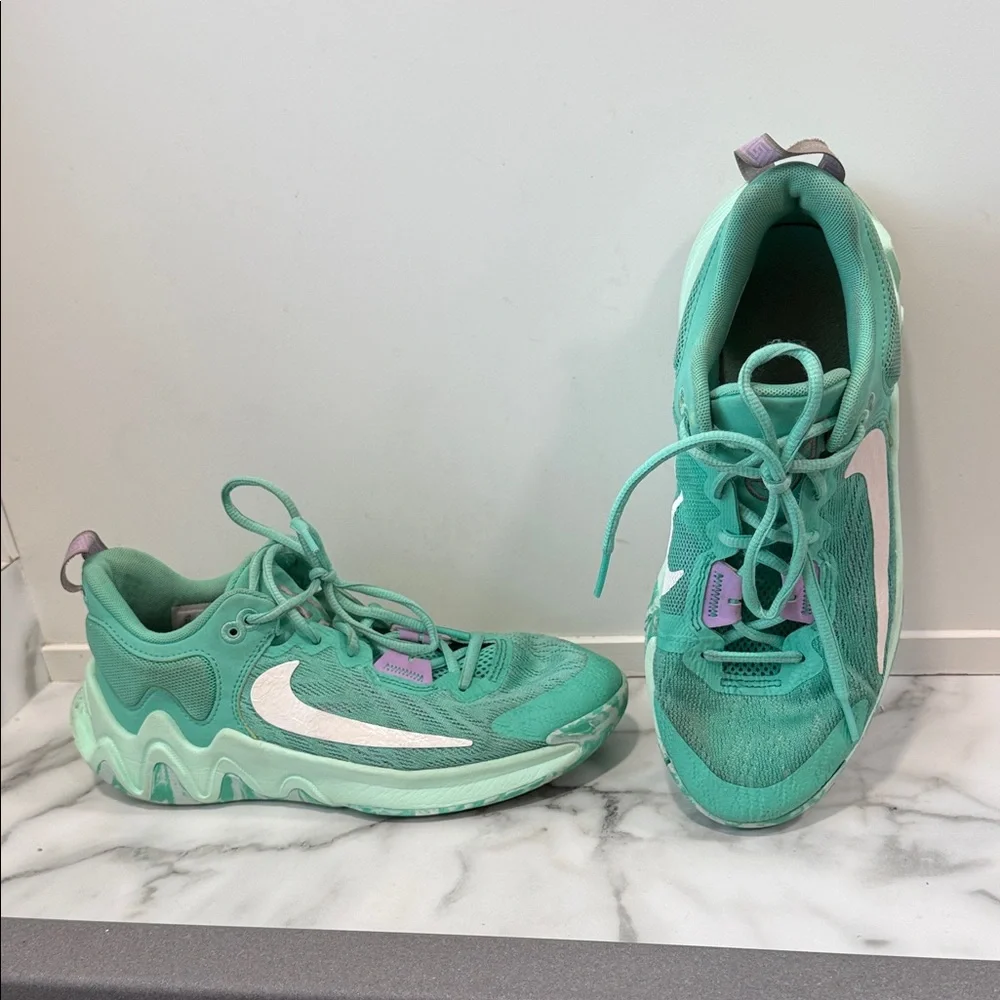 Nike Giannis Immortality 2 basketball shoes youth size 6